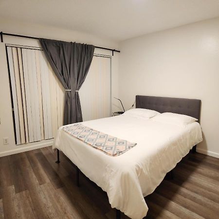 Centrally Located, 4X Queen, 300 Mbps Internet With Backyard! Хемет Экстерьер фото